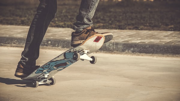 how to turn with a skateboard