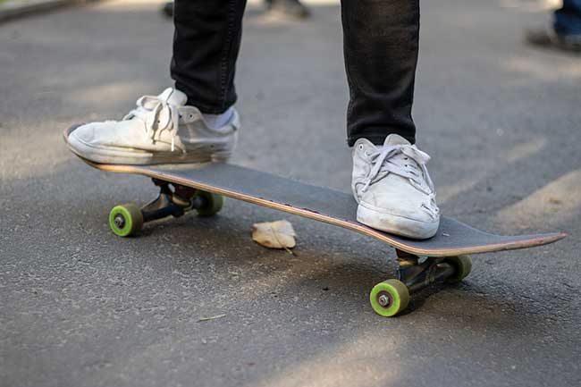 skateboard trucks vs longboard trucks